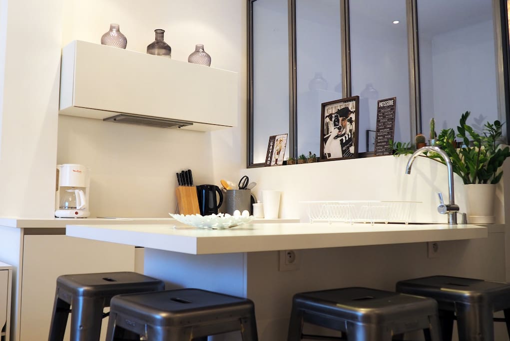 Une cuisine moderne & toute équipée avec plaque à induction, lave-vaisselle & machine à laver