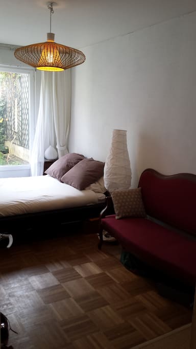 Chambre lumineuse avec un grand dressing dans le dos, avec ouverture sur 2eme jardin privé !