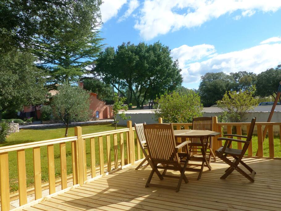La terrasse ou vous pouvez prendre vos repas ou lire un bon bouquin