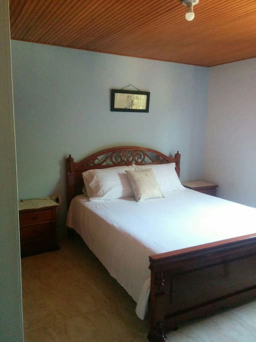 Cama tamaño Queen y baño privado.