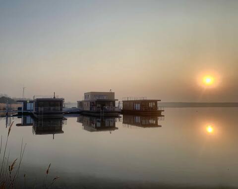 Floating holiday home Möwe 3