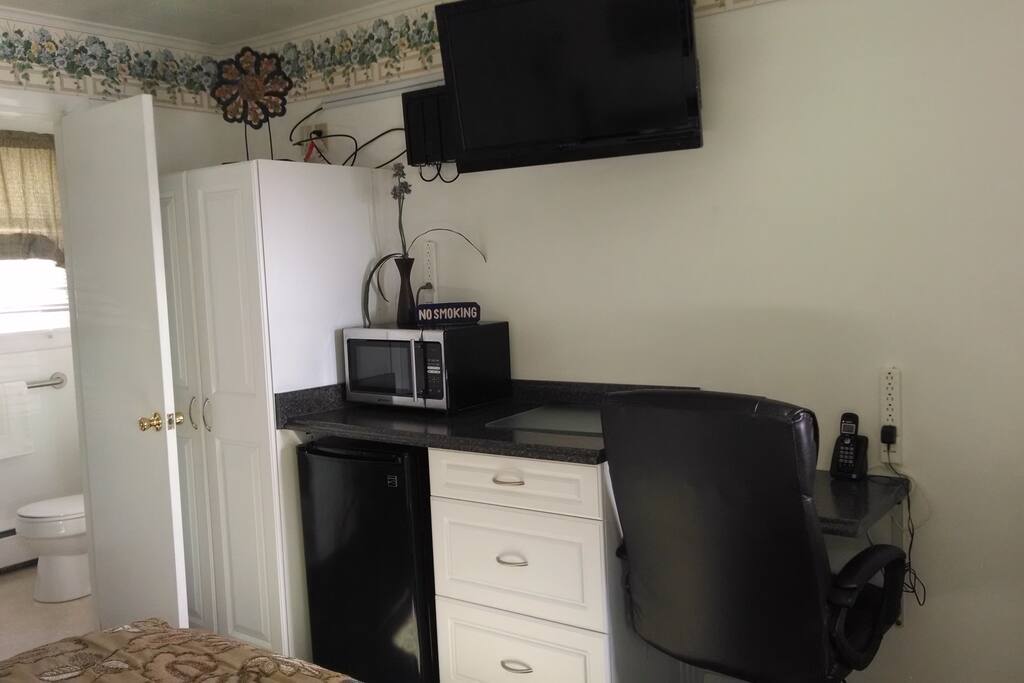 Guest room 104, Kitchenette area