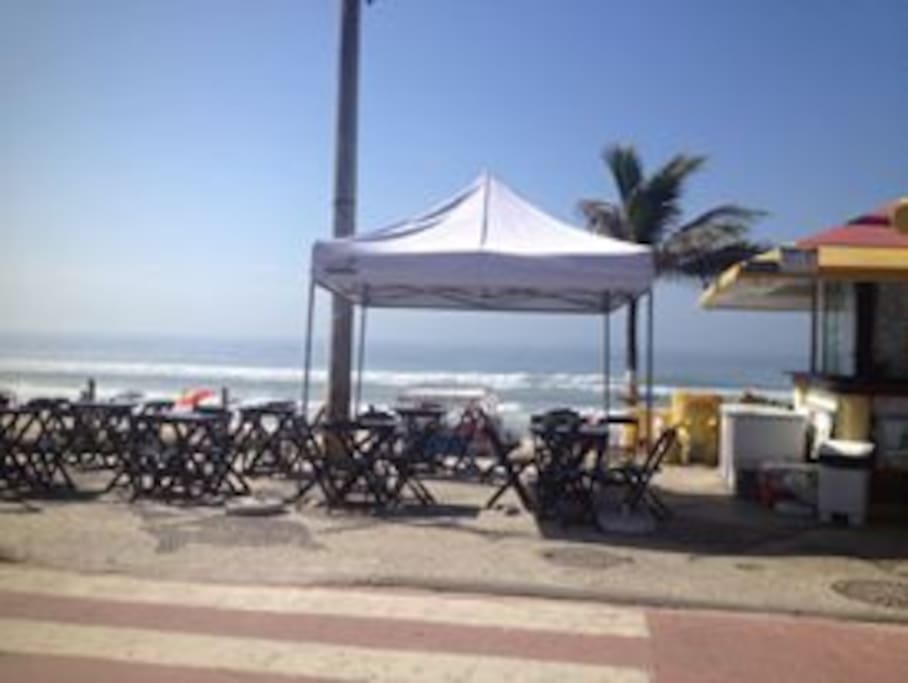 Calçadao com quiosques e frutos do mar