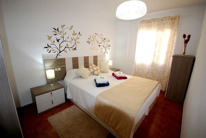 Velika glavna spavaća soba s 1,60 x 2,00 kreveta i velikim ormarom