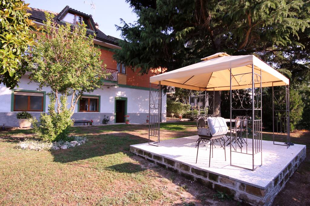 Il nuovo ingresso dal giardino con il prato ed il gazebo per gli ospiti