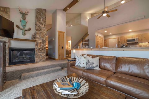 Stunning 3B/3B ski in/out w/ steam shower & views!