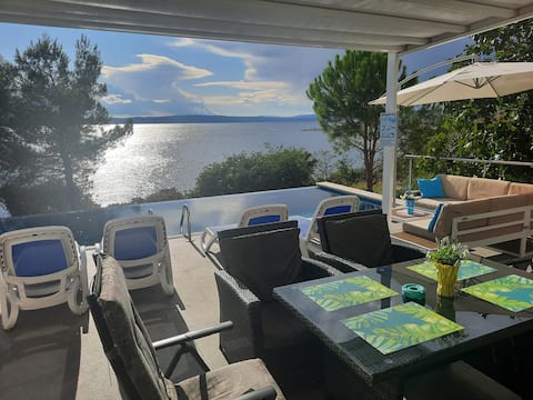 Apartment with private heated pool, sea view