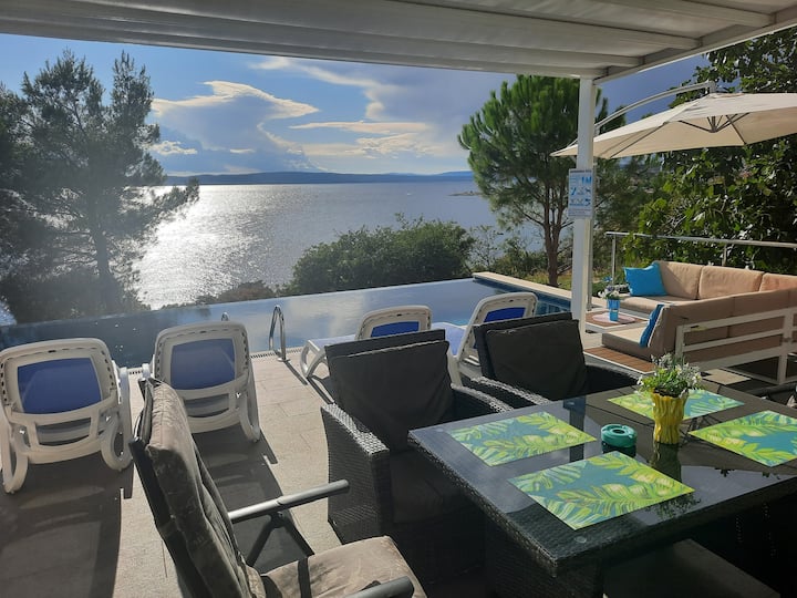 Apartment with private heated pool, sea view