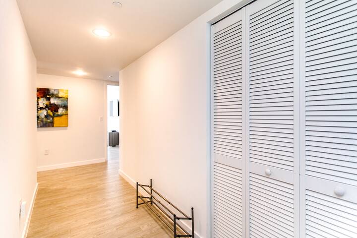 3/3 BEDROOM BEACHWALK RESORT WITH BEACH SERVICE gallery image 3