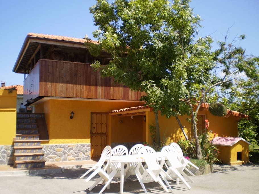 Horreo y zona de la barbacoa