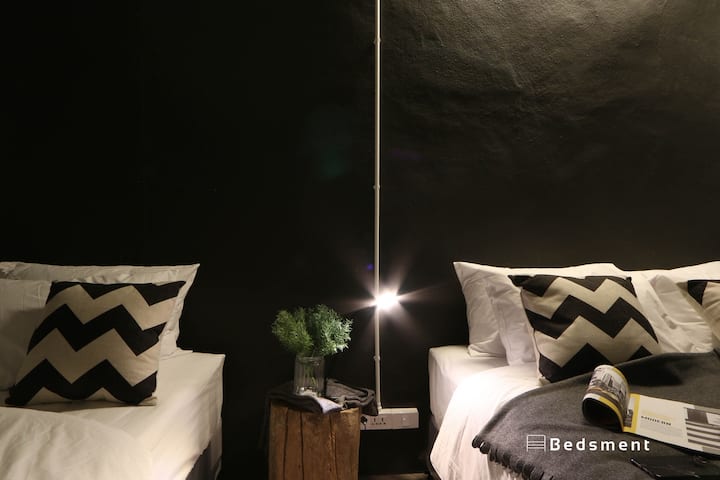 Საძინებელი 2-ში არის 2 საწოლი 1Q ზომის და 1-ჯერადი ზომა გაფორმებული კომფორტული შეგრძნებისთვის. ჩვენ ვიყენებთ მაღალი ხარისხის ტექსტილსა და მასალას საწოლისთვის, ლეიბისა და ბალიშისთვის. 