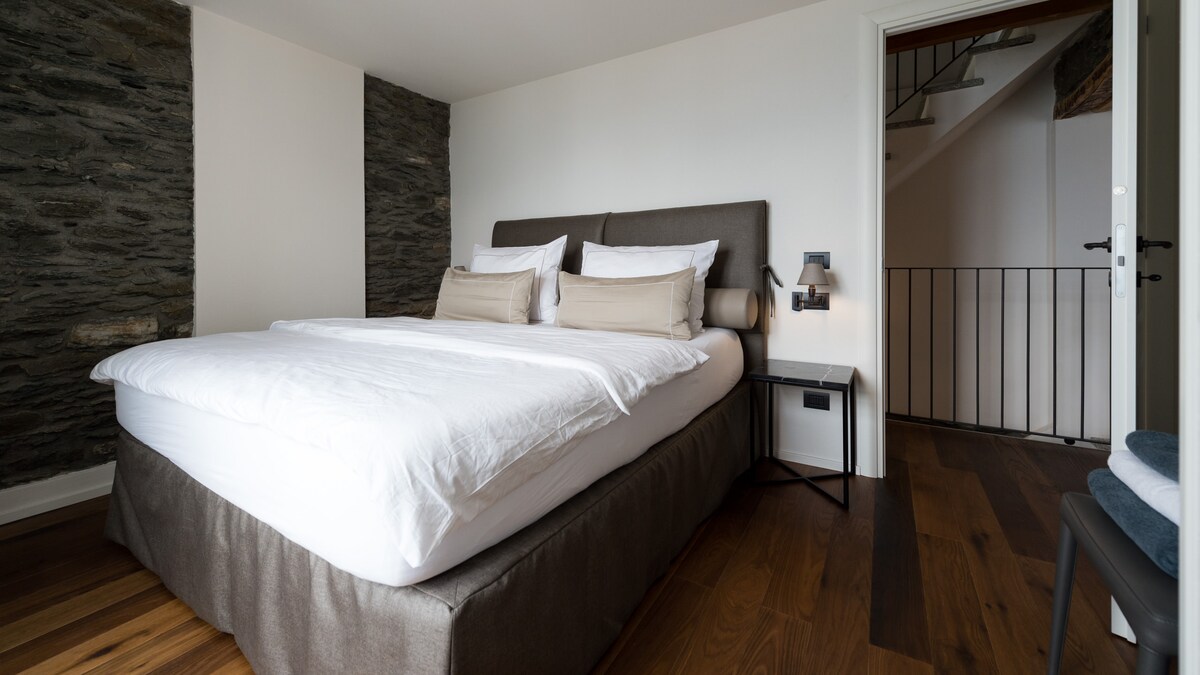 ห้องนอนวิวทะเลสาบ 
บ็อกซ์สปริง 180x200 ซม.
+ ตู้เสื้อผ้าและทีวี 26 "