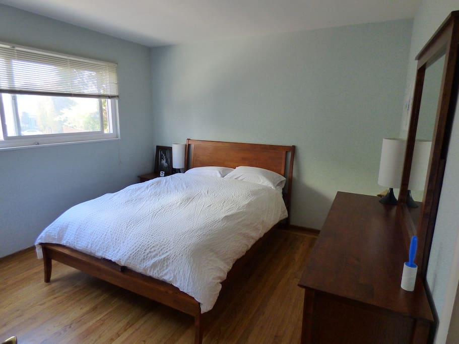 High quality queen bed with fresh linens. Drawer and closet space can be made available to you. Small standing desk with view to back patio.