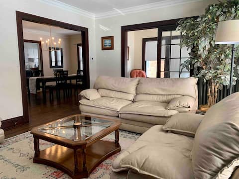 Beautiful, 2 bedroom (5 min to Cleveland Clinic)