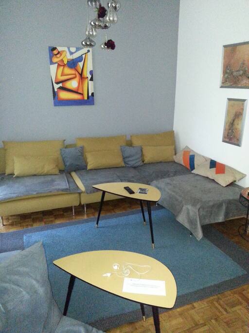 tres large banquette confortable pour 1 personne