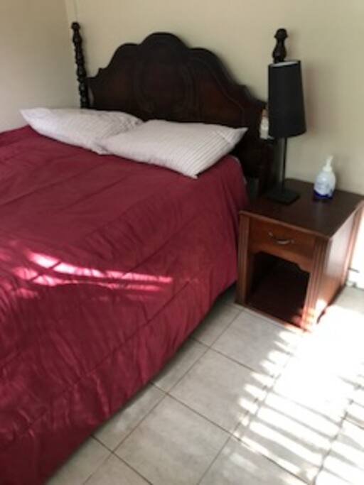 Queen size bedroom 1
