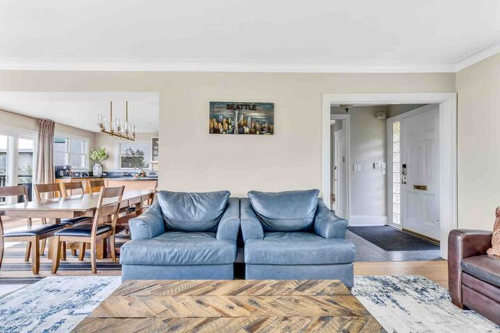 Fabulous Space Needle Views in Queen Anne gallery image 2