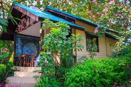 Cute small thai bungalow for 1 or 2 pers