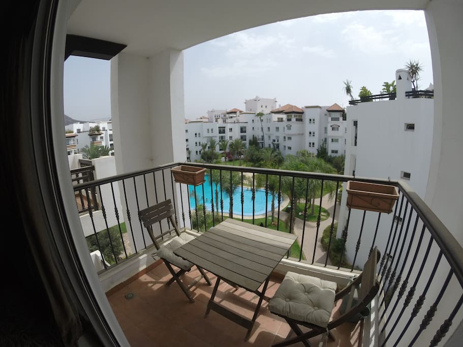 Terrasse vue sur piscine