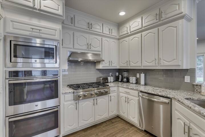 Chic Modern Home gallery image 4