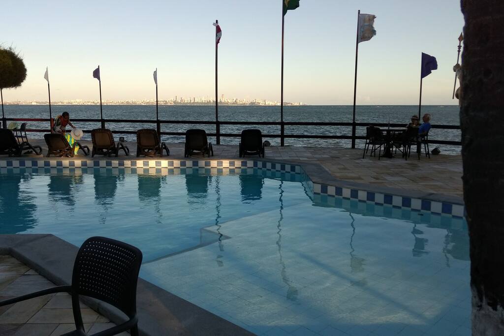 Praia forma piscina natural na maré baixa.