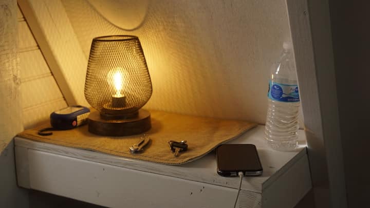 Странична полица со LED светло на батерии.
