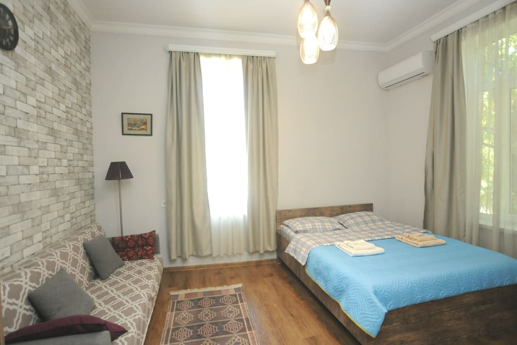 Georgia apartment tbilisi. Квартиры снять в тбилиси недорого. Аренда квартир в тбилиси. Отель в тбилиси в центре. Квартира в центре тбилиси.
