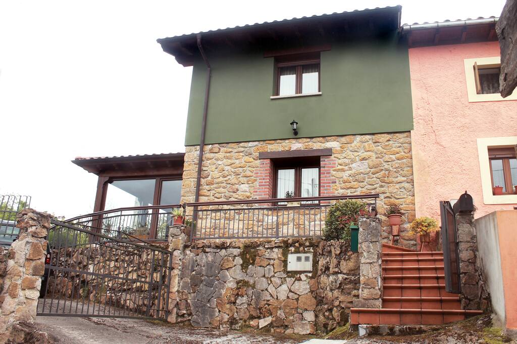 Lateral de la casa y acceso