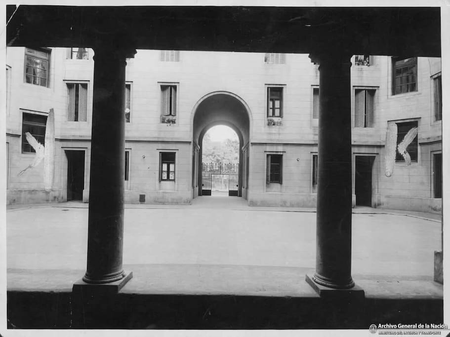 Desde el patio hacia afuera se aprecia la Puerta de Entrada a La Casa