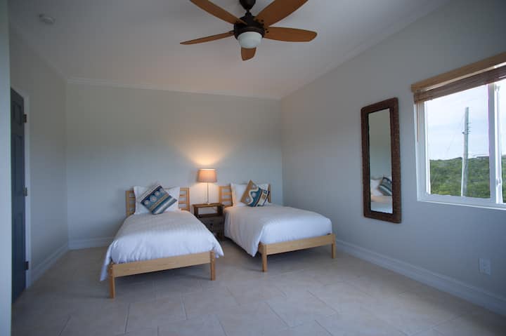Twin bedroom with en-suite shower room