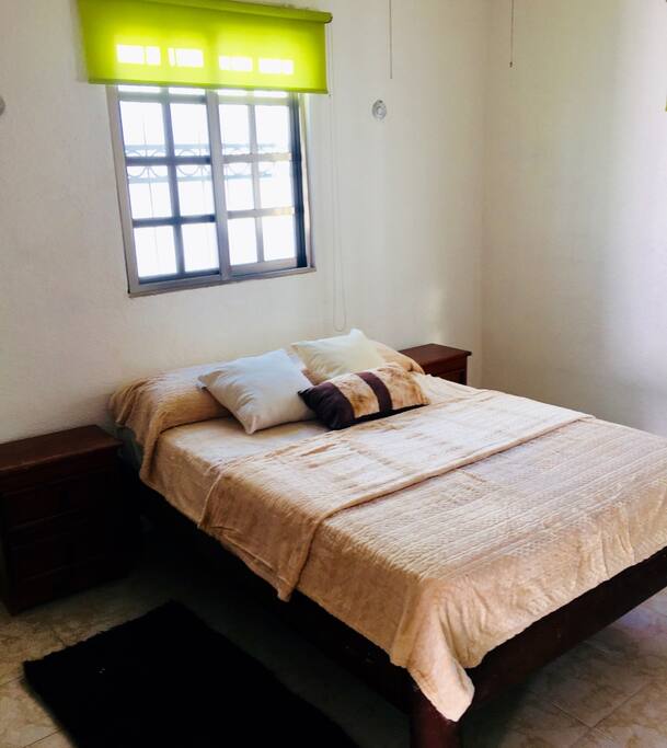 Cama Matrimonial con Minisplit y Ventilador en Habitación 1.