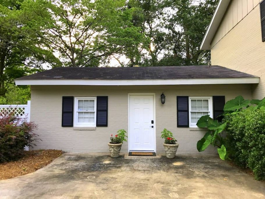 In-Law Suite newly remodeled to suit every guest. Private entrance with access to private pool. Large back yard, patio and seating for six (6).