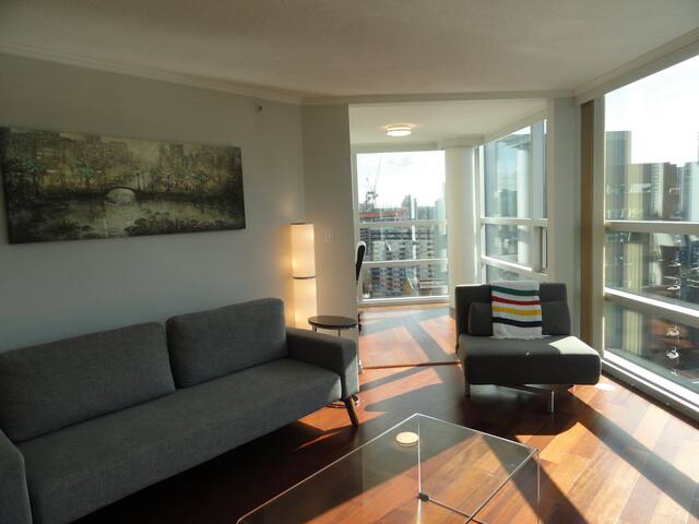 Home Theatre in the Air-Conditioned Suite Sixteen gallery image 4