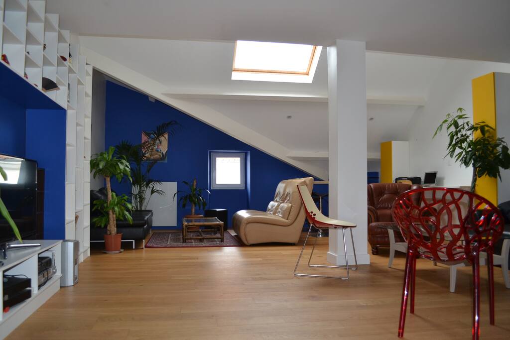 le salon et l'espace bureau au fond