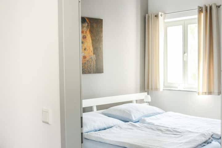 Schlafzimmer mit Doppelbett 1,80x2,00 m