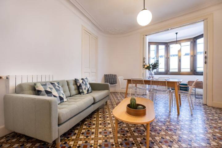 Apartment for large groups in Eixample gallery image 3