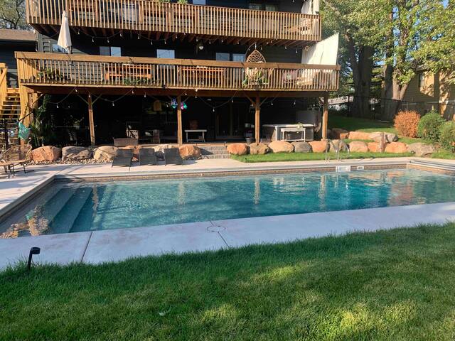 Large Retreat Minutes From Both Downtowns gallery image 3