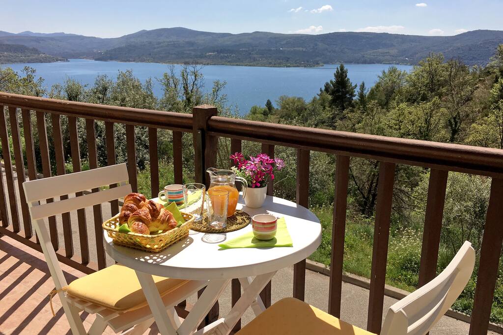 Petit déjeuner en terrasse du studio