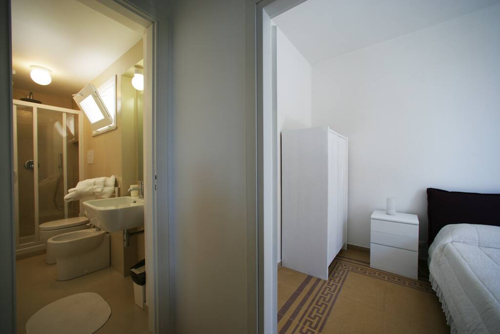 vista bagno e camera da letto