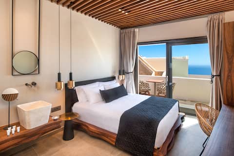 DELUXE DOUBLE ROOM-center of fira