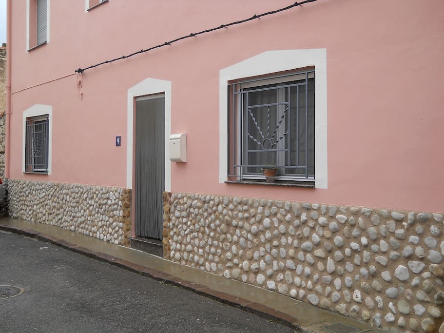 Fachada de toda la casa el apartamento en la 1ª planta