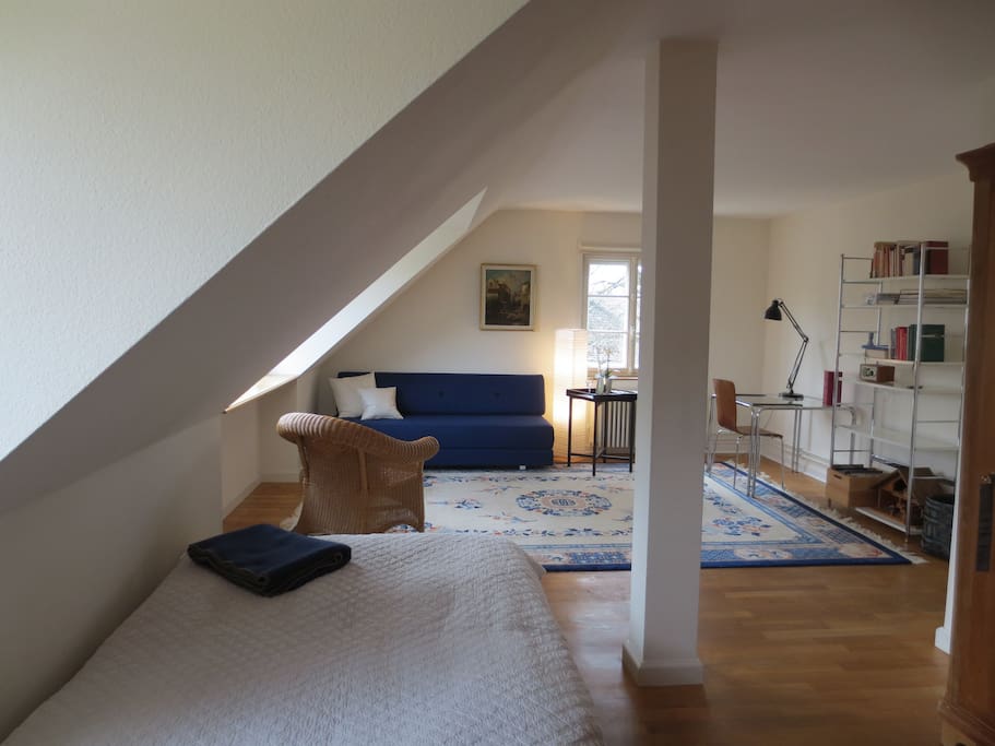 Wohn/Schlafzimmer mit Bett und Bettsofa