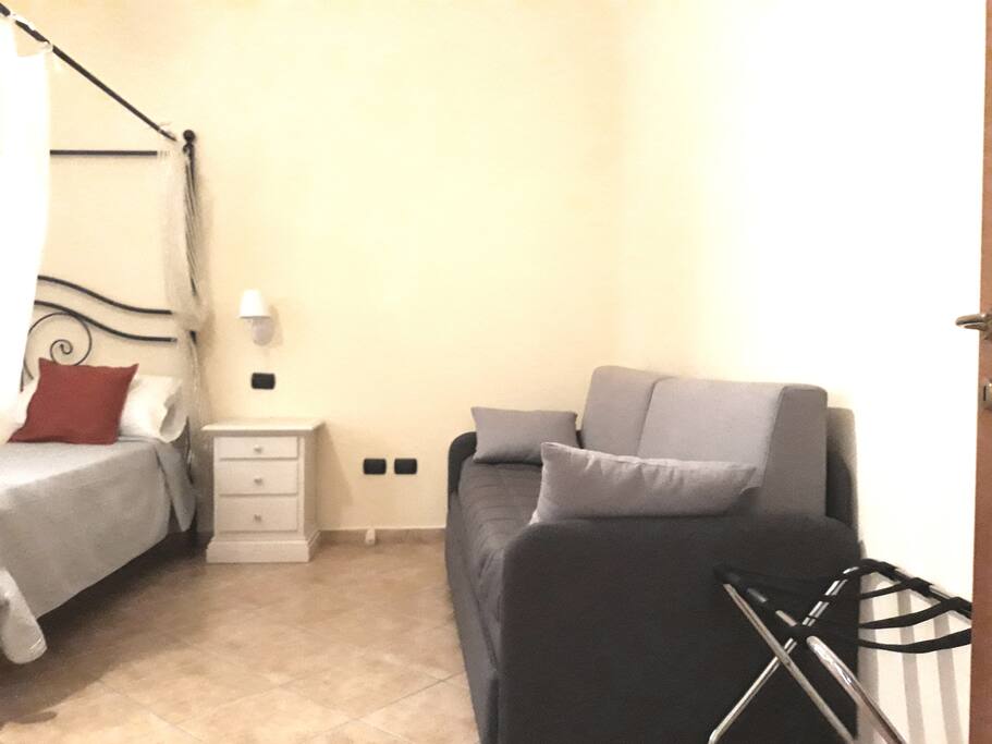 Camera da letto baldacchino, comodino, divano letto