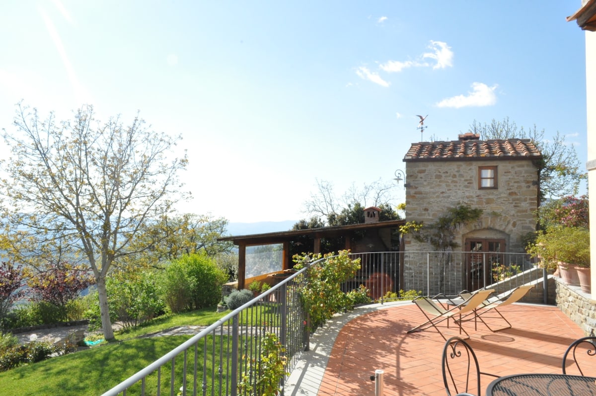 Popular Airbnb listing: Tuscan apartment with exting view! in Loro Ciuffenna