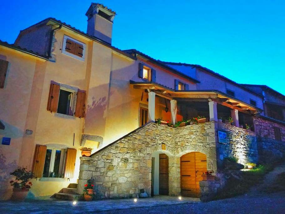 guest house Dores at night