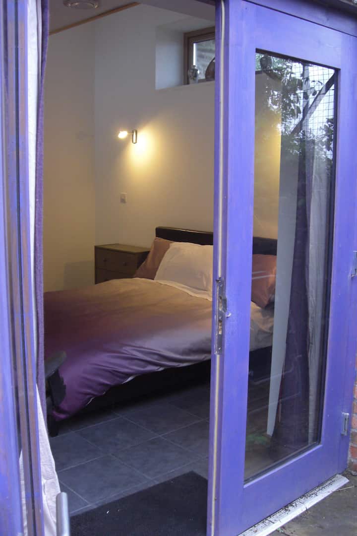 Spálňa s manželskou posteľou zo zadnej terasy