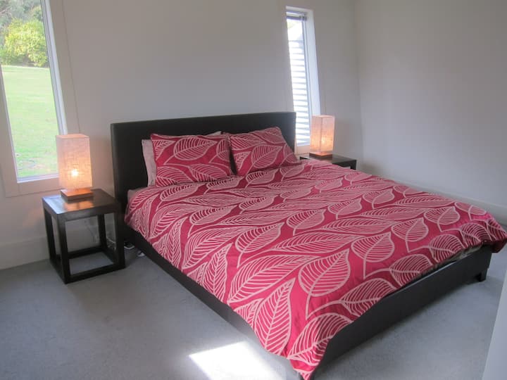 带加大双人床的主卧