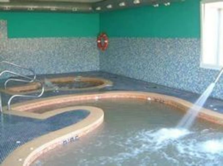 Vista de jacuzzi y zona de spa