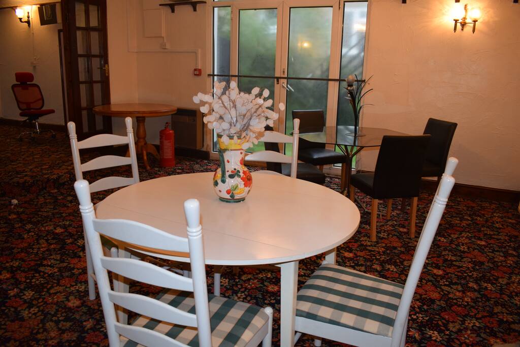 Evening relaxation table - Bar area.