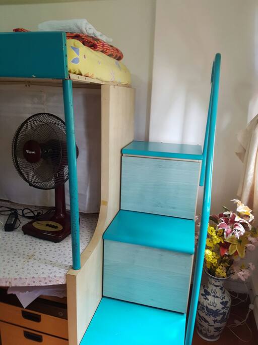 Wide stair to upper deck bed